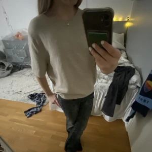 Tröja - Säljer min fina tröja från hm som är helt slutsåld i både butik o på nätet, säljer då jag inte går någon andvändning av den. Den är i storlek M men skulle säga den sitter som en S