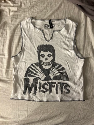 Misfits Vit Top - Använd 2 gånger Väldigt bra skick 