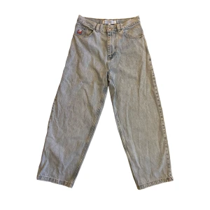 Big boy - Säljer ett par big boy jeans som är lite slitna ner till. Annars är dom i jätte bra skick:)