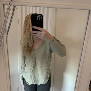 Grön blus  - Använd fåtal gånger, storlek 46 enligt lappen men personligen anser jag att den sitter som en oversized 38