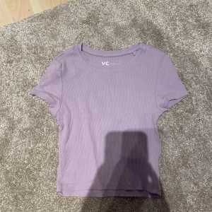 Söt tshirt - T-shirten är använd men har inga defekter. Den är från NewYoker och säljs då den inte kommer till användning!