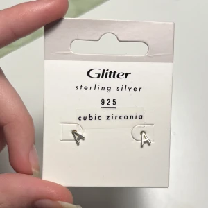 Stirling silver örhängen  - Helt nya örhängen från glitter, perfekt julklapp till nån som börjar på A eller så! 