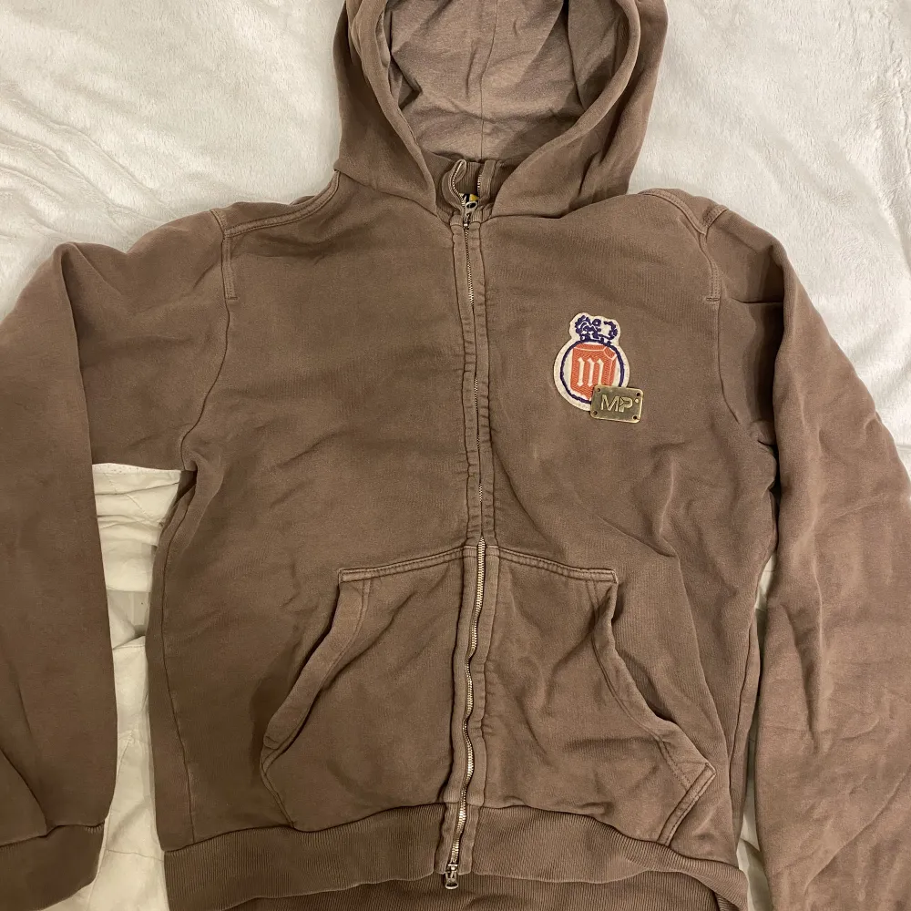 vintage brun zip up hoodie i bra skick. . Hoodies.
