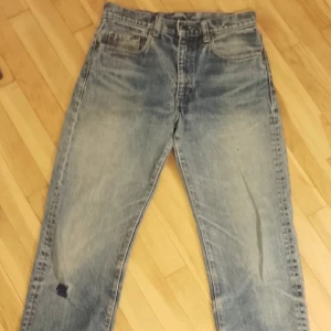 Levi's Vintage Jeans XS/S - Levi's Vintage jeans som är min mammas gamla, ca 25 år. Ett litet slitage på ena benet se bild, annars mycket gott skick! Storlek 29/32 tum  alltså Midja: 73,5cm och längd:81 cm. Dom är nog ganska små i storleken. Kan mötas upp i Årsta samt skickas :) 
