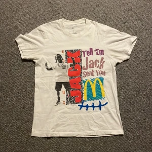 Travis Scott t-shirt - En limited edition Travis x Macdonalds tröja. Inga hål eller skador säljer pågrund av för liten🔥👍❤️🗣️🐉🦧