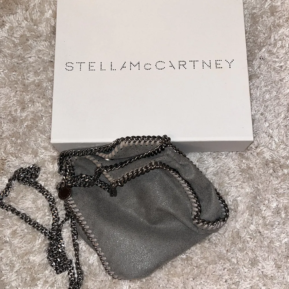 Säljer nu min gråa Stella McCartney väska då jag inte har användning av den. Köpt helt ny, kvitto, box och allt sånt finns med. Knappt använd, inga defekter. . Väskor.