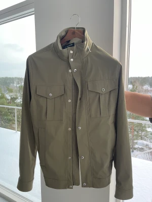 J Lindeberg Jacka - Säljer nu denna nya jackan i och med att den sitter något stort på mig. Skick 9,9/10(använd en gång). Nypris: runt 3500 kr.