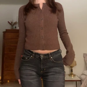 Stickad kofta - Varm stickad kofta med knappar och lite utsvängda ärmar, originellt från Asos! 🐻