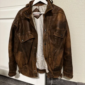 Skinnjacka vintage - Säljer min vintage retro jacka i storlek S. Är i äkta läder & har fodring i sig som syns på första bilden som gör den varm nu till vintern. Kommer inte till användning då jag har en ungefär likadan sen förut. Är oversized i modellen & pris kan diskuteras☺️