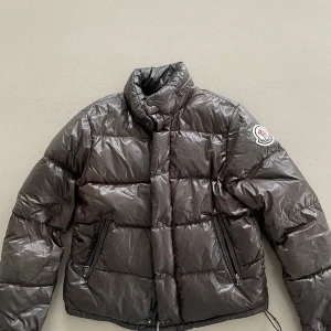 Moncler Everest Brun - brun everest size 2, som en medium. fint skick förutom ett hål vid axeln. 