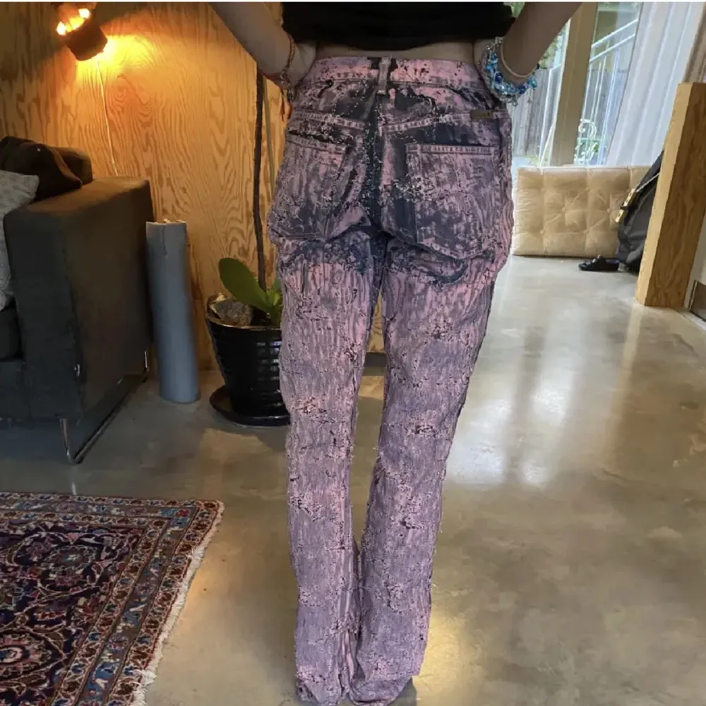 Dessa as balla jeans!! Säljer då de är lite små för mig!! Bilderna är lånade och hon på bilden är 170cm❤️❤️❤️skriv privat för fler bilder . Jeans & Byxor.