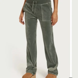 Fina juicybyxor❤️❤️ - Juicybyxor i färgen Dark Moss😊Superfint skick och knappt använda❤️ Köptes nya vintern 2022💞