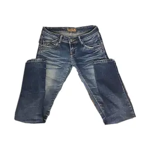Assnygga jeans som påminner lite om miss me designen! Väldigt lågmidjade och skinny vid smalbenen💋midjemått: 38cm tvärs över innerbenslängd: 75cm