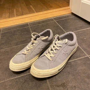 Converse - Knappt använda  Unika lila converse med glitter bak samt på stjärnorna Normala i storlek