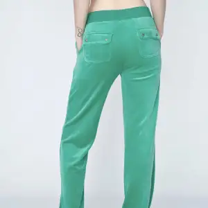 Intresskoll på mina juicy byxor i en super fin grön färg som tyvärr inte går att hitta längre, byxorna är i jätte fint skick och är inte använda jättemycket! Ni får gärna lägga bud, skulle säga700+ eftersom det fina skicket!💕