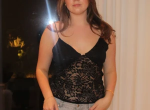 Black lace top - Beställningar görs på vår hemsida: thrifteddesign.one.      Ett svart spetslinne med tunna axelband. 