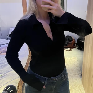 Svart långärmad tröja V ringad - Väldigt snygg stickad tröja med slits i ärmändarna som dessutom är extra långa ärmar. Passar till både vardags och finare tillfällen 🥰 Använd 1 gång 