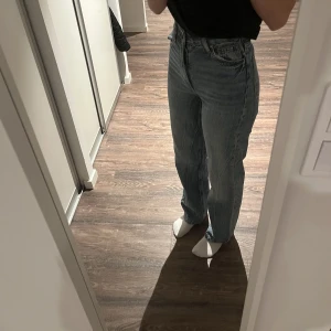 Jeans - Säljer mina jeans från Berska, endast andvänt ett fåtal gånger och i fint skick, säljer pga av att de inte kommer till andvändning längre💕💕