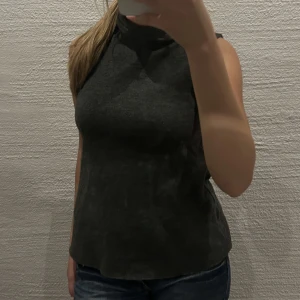 Stickad tröja från zara - Jätte fin stickad tröja från zara med polo krage. Säljer då den inte kommer till användning! 💋