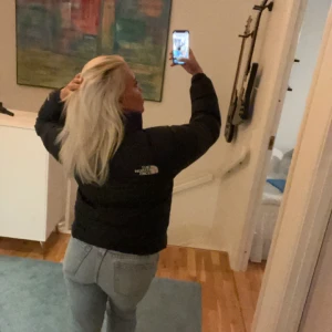 North Face jacka - North Face jacka dam, stlk S Fint skick, använd i fiol men inget & lite i höst.  Kan mötas upp i Göteborg eller skicka med safety-paket.  Sänker priset nu under black weekend! 