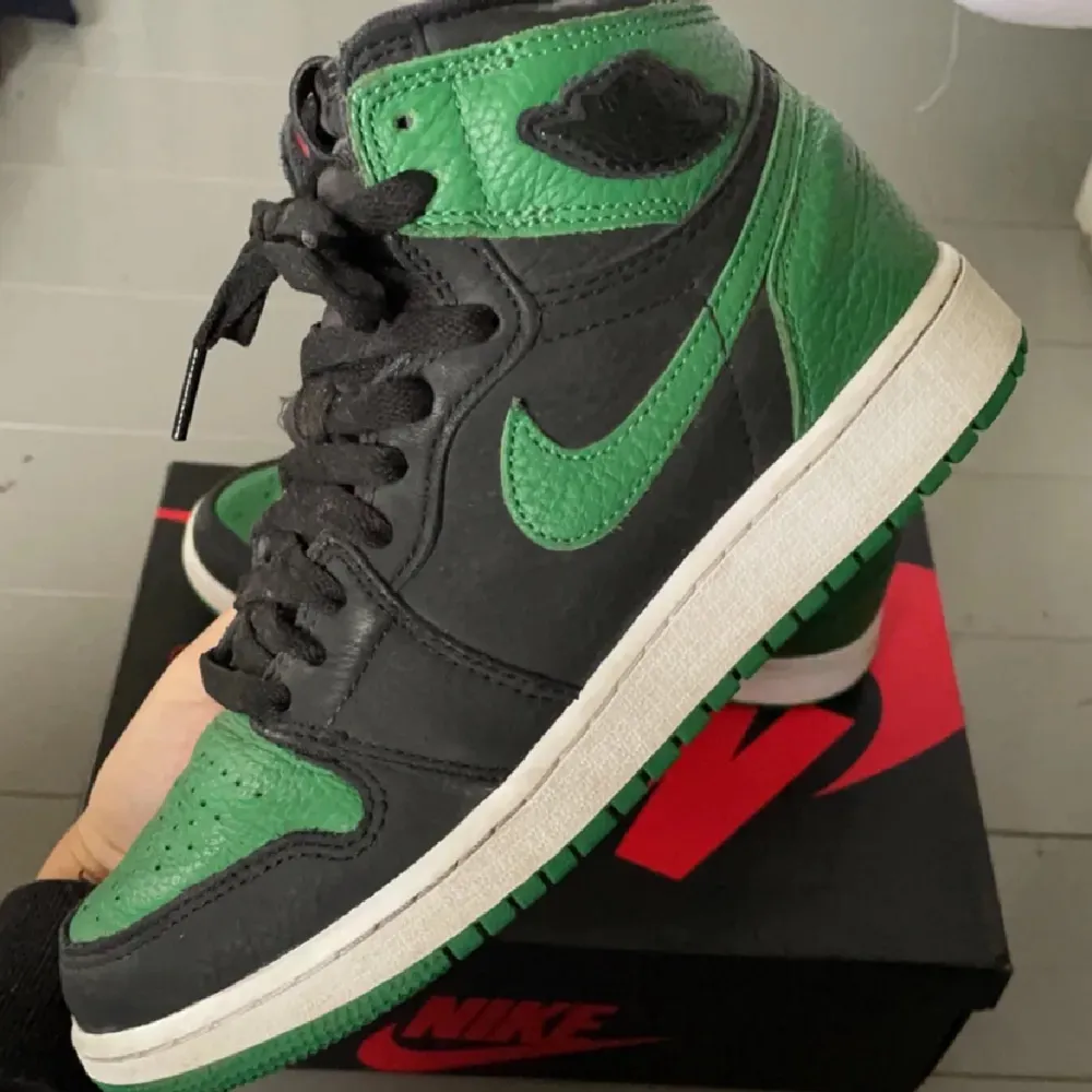  KAN DISKUTERA PRIS! Säljer mina air Jordan 1 retro high og gs pine greens, äkta!skicket på skorna är väldigt bra, har inte andvänt skorna så mycket. Man får med röda sko snören med. Köpte skorna för 3000 kr . Skor.