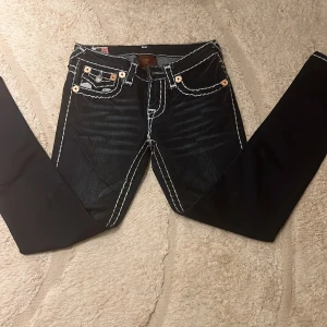 True religon jeans - Jätte fin jeans men tyvärr är dom i en skinny model så dom har aldrig kommit till användning och därför är det ett lägre pris på dom