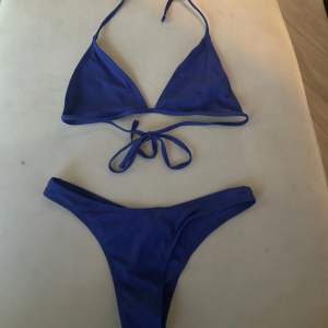 Marinblå bikini som aldrig kommit till användning, fortfarande plomberad. Underdelen kan användas som högmidjade 