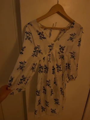 HM klänning - Klänning från H&M, prislappen finns kvar, som jag köpt i fel storlek