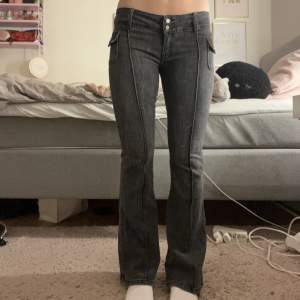 Super fina jeans som endast användts nu på denna bild, så helt nya o perfekt skick. Jag är 172 cm och de sitter bra i längden. Vid frågor är det bara att höra av er, köparen står för frakten💕