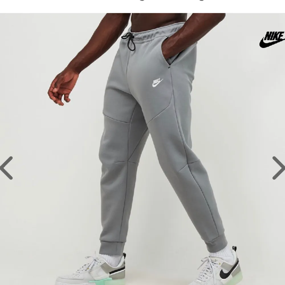 Säljer mina Nike tec joggers i färgen particle grey färgen, såklart äkta och kvitto finns. Skriv för för fler bilder! Är 187, passar mig bra. . Jeans & Byxor.
