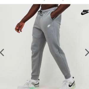 Säljer mina Nike tec joggers i färgen particle grey färgen, såklart äkta och kvitto finns. Skriv för för fler bilder! Är 187, passar mig bra. 