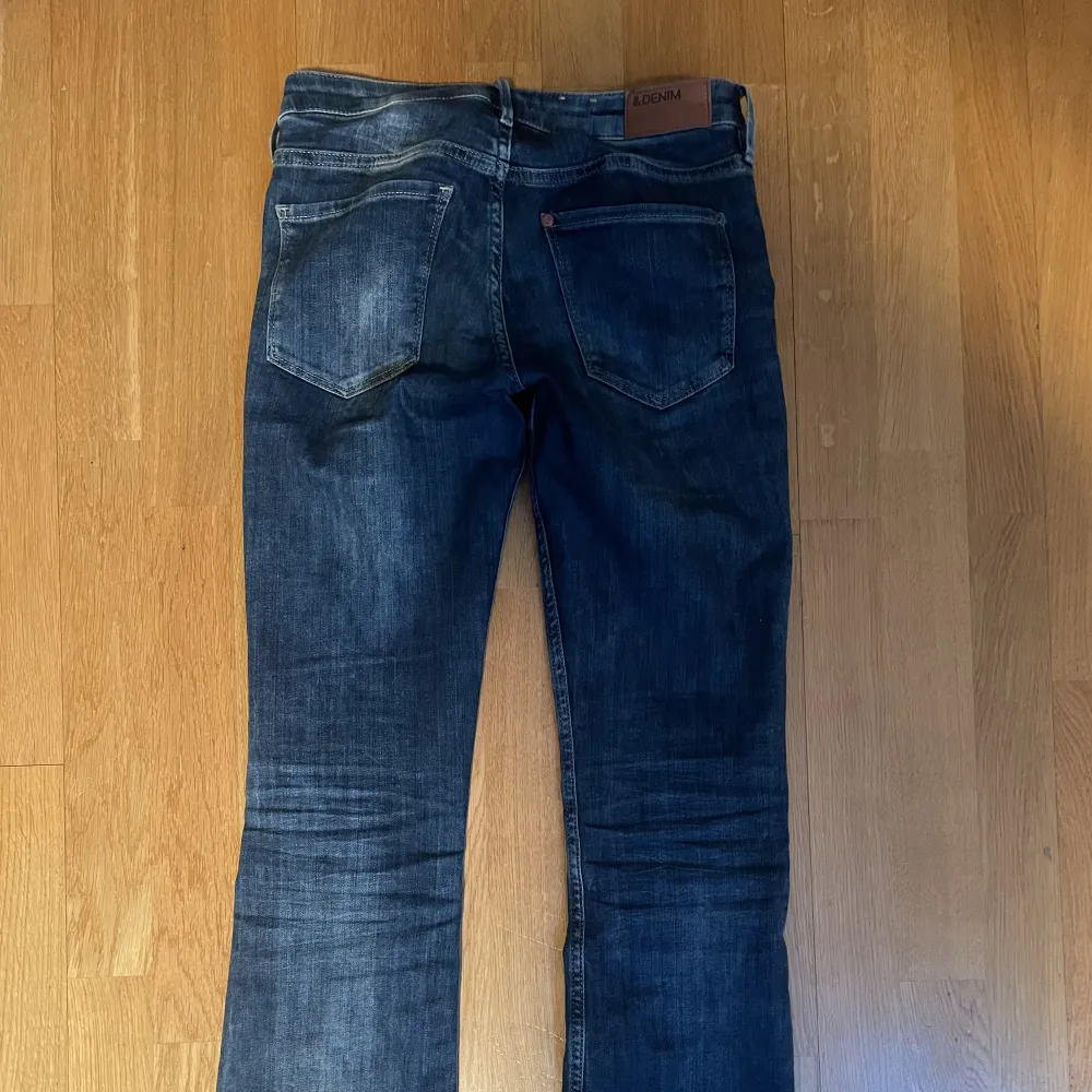 Ett par jätte snygga och sköna lowwaist bootcut jeans som är köpta secondhand men som inte kommer till användning. Midjemått: ca 36cm tvärs över, Innerbenslängd: ca 80cm, passar perfekt på mig som är ca 1,69. Köparen står för frakten ❤️. Jeans & Byxor.