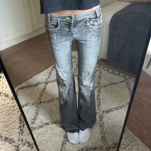 Jeans - Säljer dessa supersnygga jeans med slitningar. De har använts och därav har de trampats ner lite baktill vid hälarna (inte något man tänker på), men i övrigt är de i väldigt bra skick! Står att de är i storlek 16 men passar mig med S. 🤍
