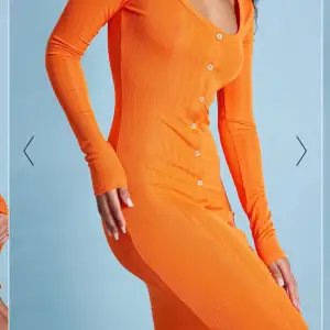 Säljer nu denna jättefina orangea klänning från nakd som är perfekt till sommaren när man är lite brun. 