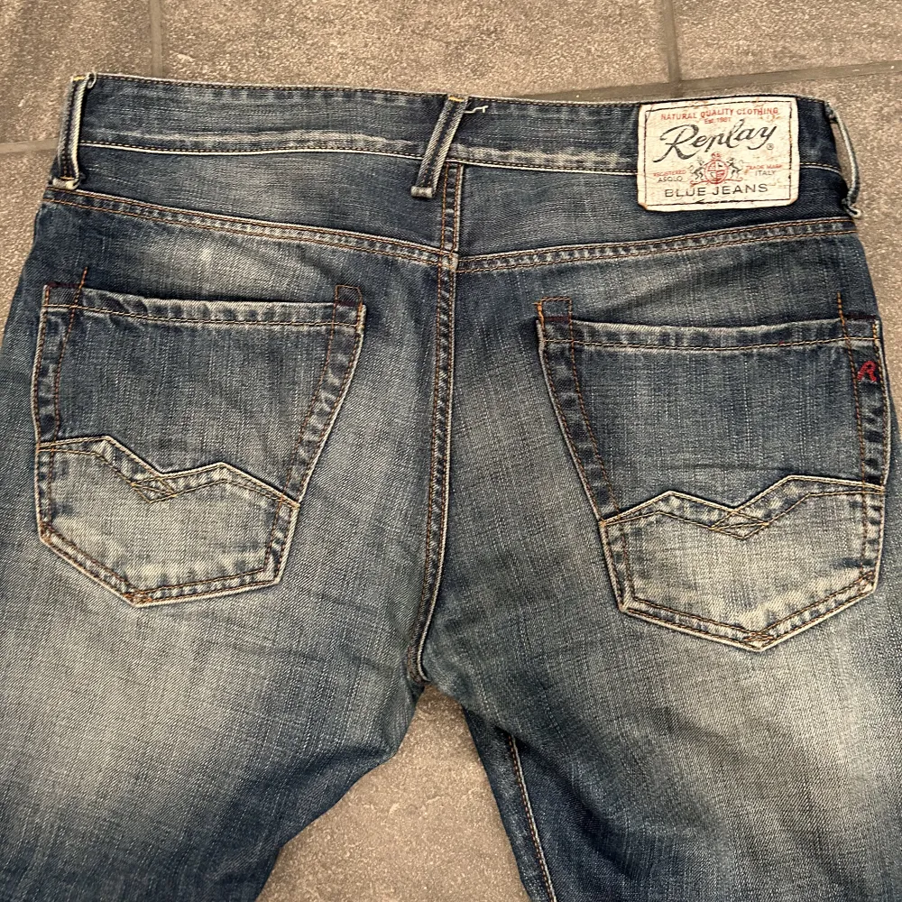 Tjena! Säljer mina snygga replay jeans i modellen waitom. Stl är 31/34 men är uppsydda så dem sitter som 31/32. De är i bra skick. Vid minsta fundering är det bara att höra av sig. Jeans & Byxor.
