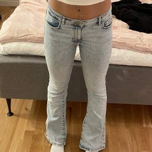 Väldigt snygga och bekväma low/midrise flared/bootcut jeans. Används 2 gånger pågrund av att jag köpte en för stor storlek. Materialet är väldigt stretchiga men känns fortfarande som jeans.💕💕