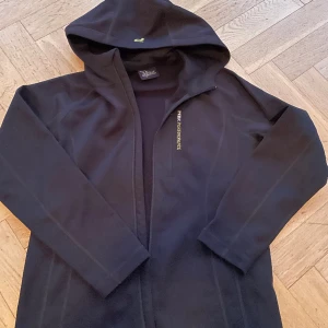 Peak performance fleece  - Peak performance fleece jacka med luva , marinblå . Storlek 160