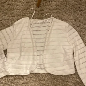 Vit randig bolero kofta - Säljer en super fin bolero i storlek S och är i jättebra skick, nästan aldrig använd💗