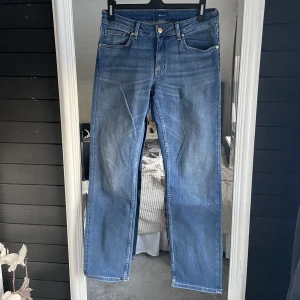 Gant Jeans - Snygga jeans från GANT, lågmidjade raka byxor i väldigt bra skick⭐️⭐️⭐️