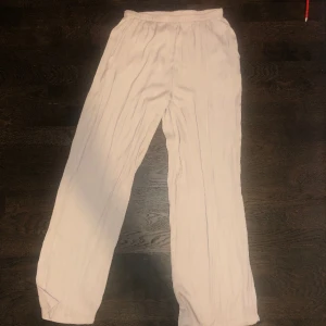 Lätta byxor - Tunna och lufftiga byxor. Lite genomskinlig och svagt prickigt mösnter på dem