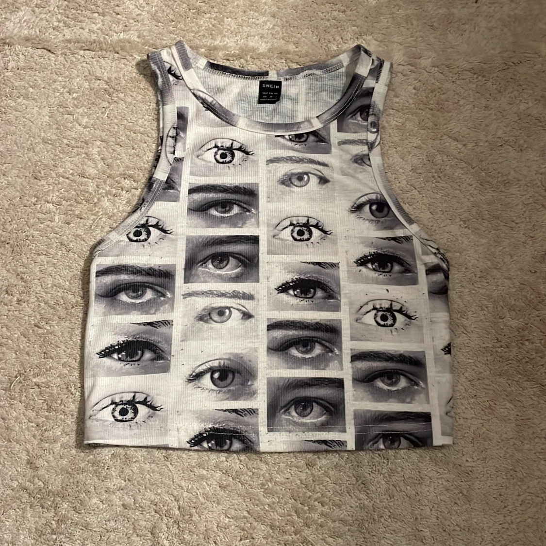 Crop top med ögon på💕