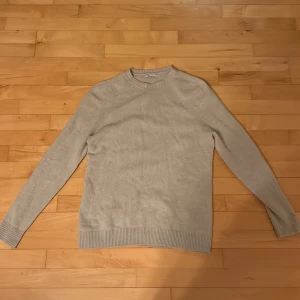Beige ulltröja i storlek M - Oanvänd passar om man är 183-185 cm