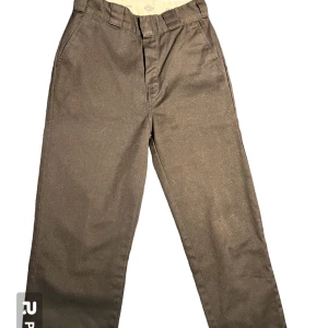 Dickies byxor - Svarta Dickies, knappt använda. Hög midja