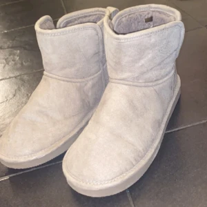 Uggs - Uggs från hm. Användt typ en gång. Säljer för köpte äkta. Storlek 38