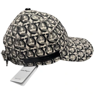 Ferragamo keps one size  - Använd ett par gånger bara den är som ny.  Först till kvarn