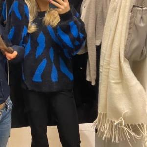 Vila stickad tröja - Cool tröja från Vila köpt på Salt i stan. Använd en gång🥰