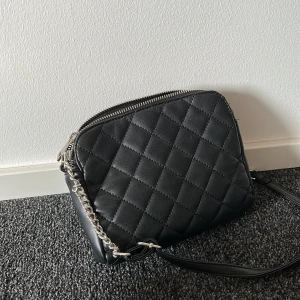 svart väska - väska med silverdetaljer!  