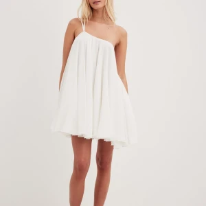 Vit klänning från NA-KD - Vit puffig klänning från NA-KD i storlek 34/xs. Helt oanvänd🥰 Skriv för fler bilder 🫶🏽