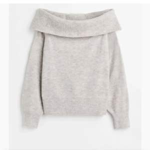 Säljer denna populära off shoulder stickad tröja i grå från hm💗 den är lite nopprig men syns inte💗 jättefin och mysig, storlek xs-m💗skriv vid funderingar eller intresse!💗 lånade bilder! Säljer för ca 180 kr💗