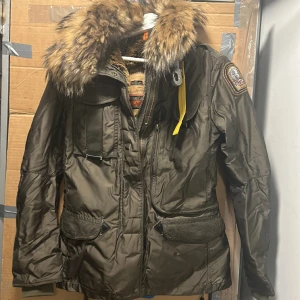 Parajamper jacka - Parajamper jacka oliv färg storlek s o pris 2000kr 